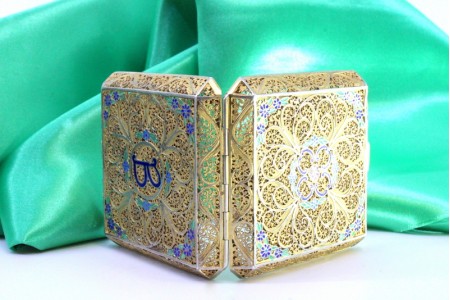  Caixa de Toilette em prata filigrana dourada com apontamentos florais coloridos